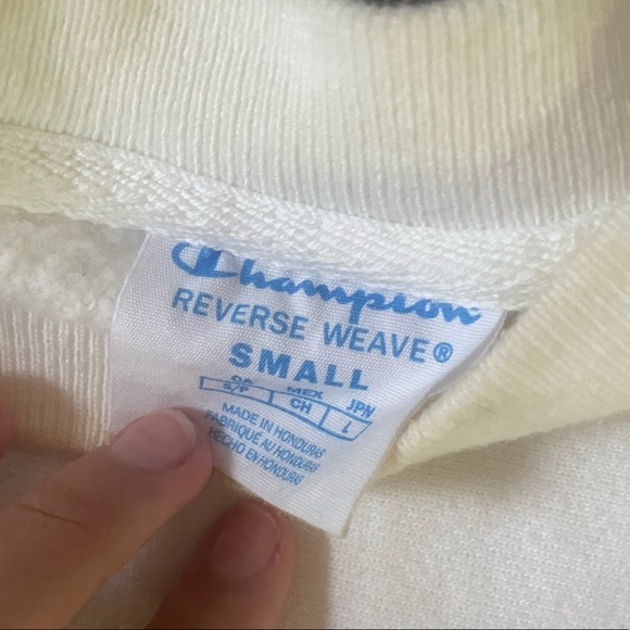 Champion reverse weave boyfriend crewneck! Size small and barely worn - Picture 3 of 5